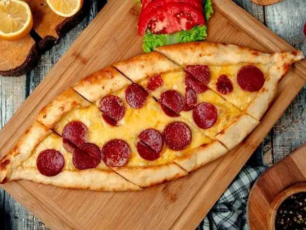 Kaşarlı Sucuklu Pide